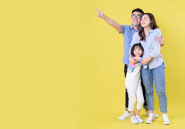 Immagine completa di giovane famiglia asiatica su sfondo - Foto, immagini