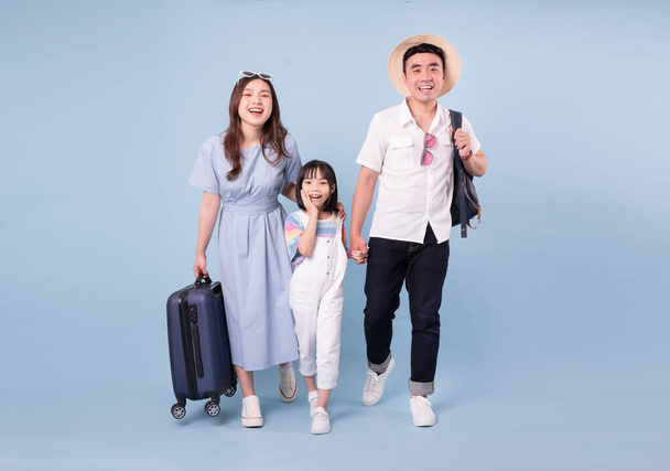 Genç Asyalı aile seyahati konsepti görüntüsü - Fotoğraf, Görsel