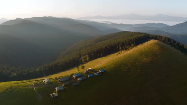Alpine Bergsiedlung aus der Vogelperspektive an einem Sommertag. Gefilmt in UHD 4k Video. - Filmmaterial, Video
