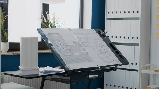 設計図の閉鎖は、職場でテーブルの上に建物のレイアウトを設計する計画 - 写真・画像