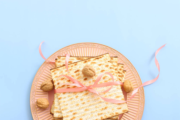Passover background of matzoh (jewish holiday bread). Top view - Foto, afbeelding