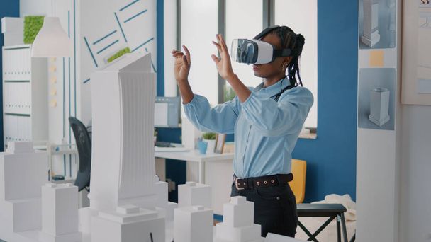 Architektin mit VR-Brille entwirft Baugrundriss und Baumodell - Foto, Bild