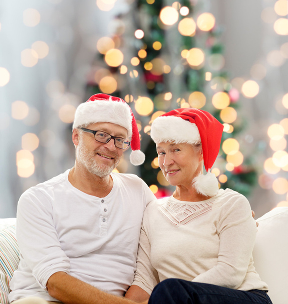 happy senior couple in santa helper hats - Foto, imagen