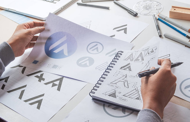 Diseñador gráfico dibujo boceto diseño creativo Ideas proyecto Logotipo producto etiqueta marca arte. Estudio de diseño gráfico Concept. - Foto, imagen