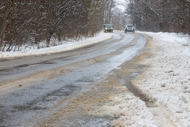 Zimní silnice mimo město, zbavená sněhu na venkově. Velké sněhové závěje na kraji silnice. - Fotografie, Obrázek
