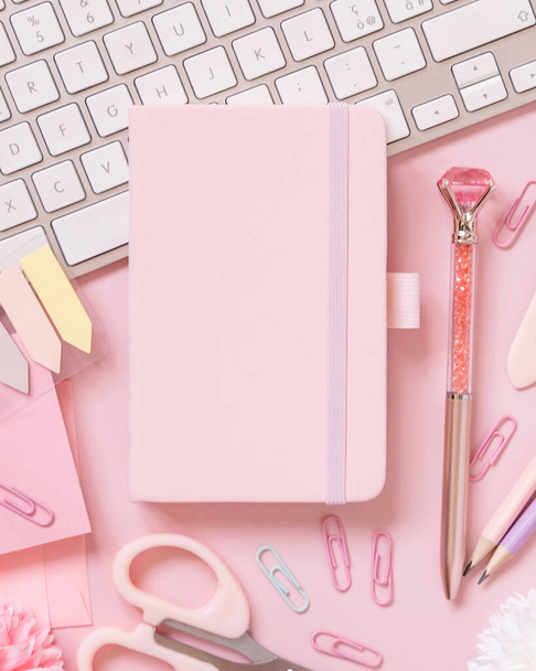 Notebook capa dura, acessórios da escola rosa e teclado em rosa claro, vista superior, mackup livro didático. Trabalho feminino com caderno, tesoura, lápis, caneta, clipes de papel, cartões e relógio. De volta à escola  - Foto, Imagem