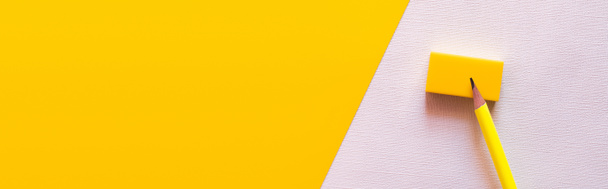 Beyaz ve sarı üzerine silginin üst görünümü, pankart - Fotoğraf, Görsel