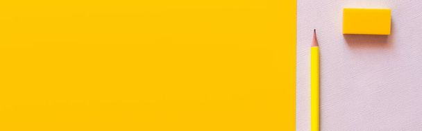 widok z góry ołówka w pobliżu gumki na białym i żółtym, baner - Zdjęcie, obraz