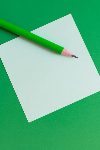 vista superior do lápis na nota de papel no verde - Foto, Imagem
