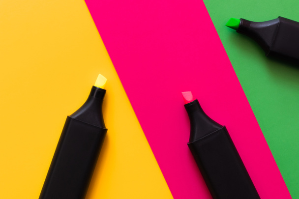 vista superior de canetas marcador em fundo multicolorido  - Foto, Imagem