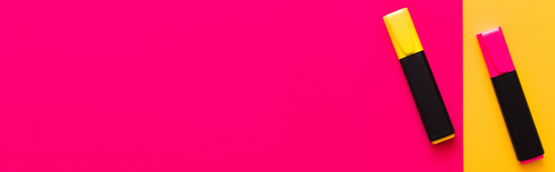 πάνω όψη των πολύχρωμων μαρκών σε ροζ και κίτρινο φόντο, banner - Φωτογραφία, εικόνα