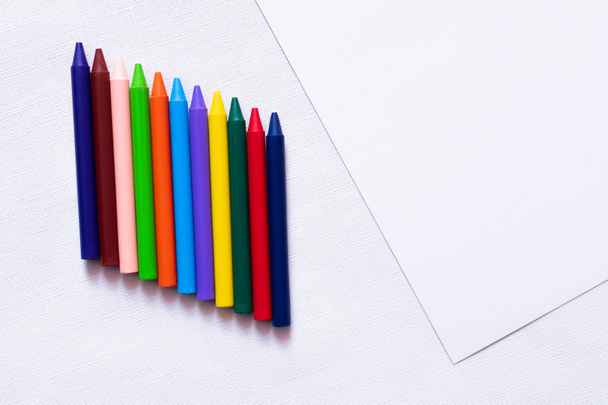 vue de dessus des crayons colorés sur fond texturé blanc  - Photo, image