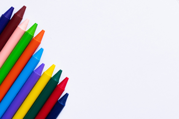 vista superior de lápices de colores aislados en blanco - Foto, imagen