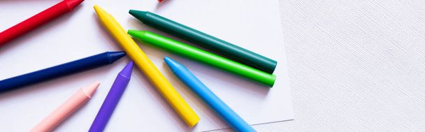 vue de dessus des crayons colorés sur papier blanc et fond texturé, bannière - Photo, image
