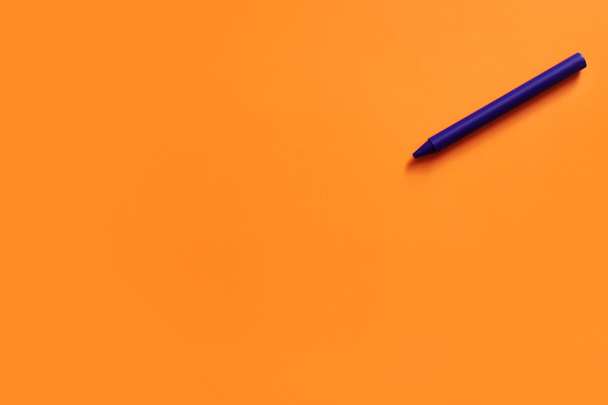 vue du dessus du crayon violet sur fond orange vif - Photo, image