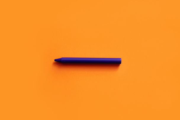 vue du dessus du crayon violet sur fond orange - Photo, image