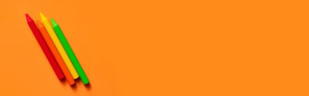 vue de dessus des crayons colorés sur fond orange, bannière - Photo, image