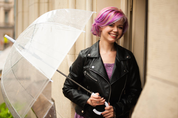 Дождливый день. Улыбающаяся женщина с прозрачным зонтиком - Фото, изображение