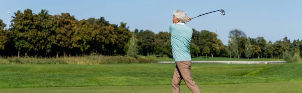 asiático senior hombre jugando golf, banner - Foto, Imagen