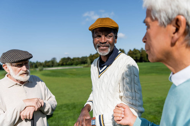 seniores multiétnicos homens olhando para desfocado asiático amigo  - Foto, Imagem