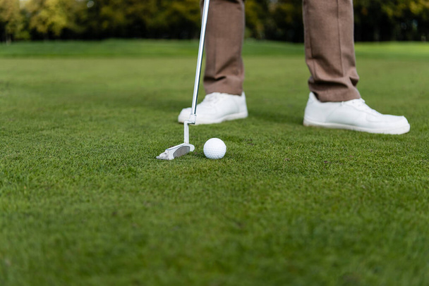 vista cortada de homem desfocado jogando golfe  - Foto, Imagem