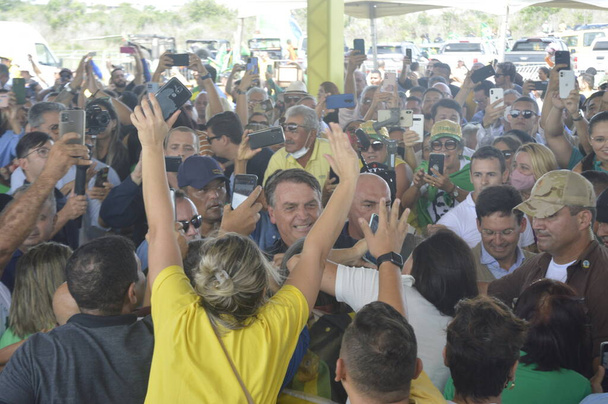 Ο Πρόεδρος της Βραζιλίας Jair Bolsonaro κατά τη διάρκεια των εγκαινίων ενός σιδηροδρομικού σταθμού στο Parnamirim, στην πολιτεία Rio Grande do Norte. 30 Μαρτίου 2022, Parnamirim, Rio Grande do Norte, Βραζιλία: Ο Πρόεδρος της Βραζιλίας Jair Bolsonaro, συνοδευόμενος από υπουργούς - Φωτογραφία, εικόνα