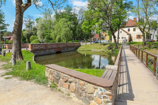 Die Steinbrücke über den Fluss Aleksupite in der lettischen Stadt Kuldiga  - Foto, Bild