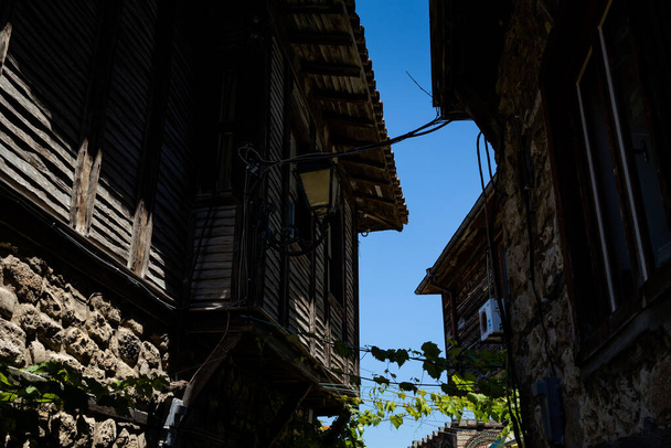 Verano en la hermosa ciudad antigua Nesebar en Bulgaria. Unesco Patrimonio de la Humanidad paisaje con cielo azul - Foto, imagen