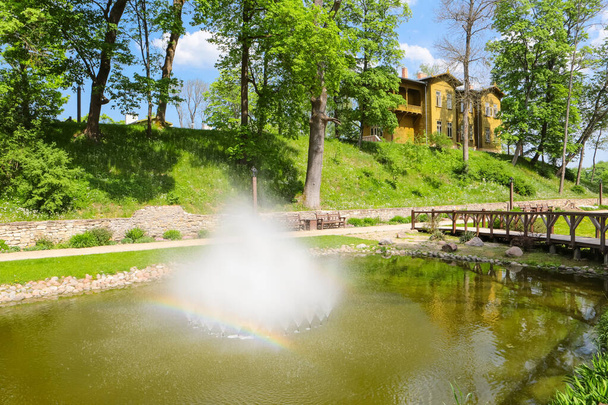 Весняний парк у місті Латвії Кулдіґа. - Фото, зображення