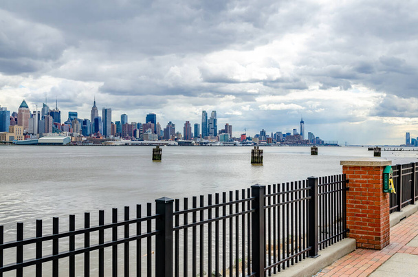 Pohled na Manhattan z druhé strany řeky Hudson s plotem vpředu, New Jersey - Fotografie, Obrázek