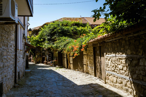 Καλοκαίρι στην όμορφη αρχαία πόλη Nesebar στη Βουλγαρία. Unesco τοπίο κέντρο παγκόσμιας κληρονομιάς με γαλάζιο ουρανό - Φωτογραφία, εικόνα