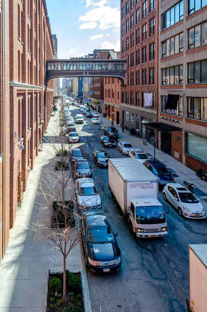 Городская улица в Челси с легковыми автомобилями и грузовиком, вид с воздуха с High Line Rooftop Park, Нью-Йорк - Фото, изображение
