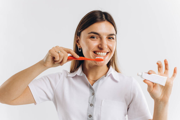 Női fogorvos megmutatja az elrendezést, hogyan kell fogat mosni - Fotó, kép