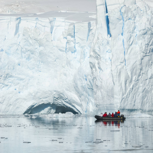 南極、パラダイスベイ、南極半島で氷河を観察する観光客. - 写真・画像