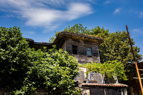 Bulgaristan 'ın güzel Sozopol kasabasında yaz mevsimi. Mavi gökyüzü manzarası - Fotoğraf, Görsel