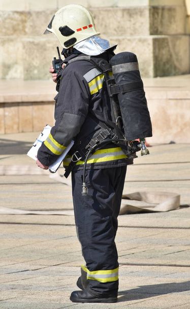 Пожежник на роботі на міській вулиці
 - Фото, зображення
