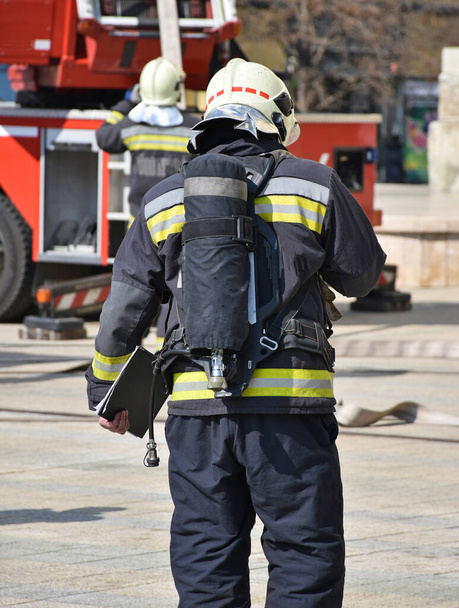 Strażak w pracy na ulicy miejskiej - Zdjęcie, obraz