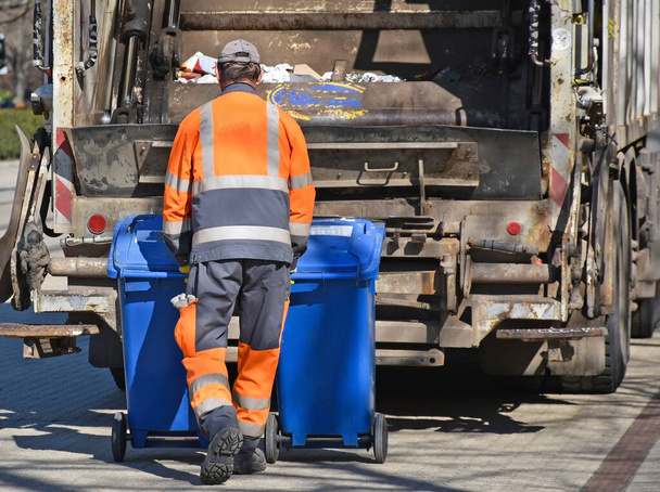Şehir caddesinde çöp kamyonu - Fotoğraf, Görsel