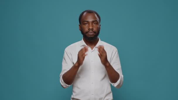 Afrykański Amerykanin robi trzy mądry symbol małp - Materiał filmowy, wideo