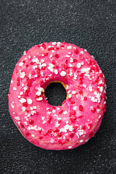 Donut rosa süßes Dessert Glasur frische Mahlzeit Nahrung Diät Snack auf dem Tisch kopieren Raum Lebensmittel Hintergrund rustikal Draufsicht - Foto, Bild