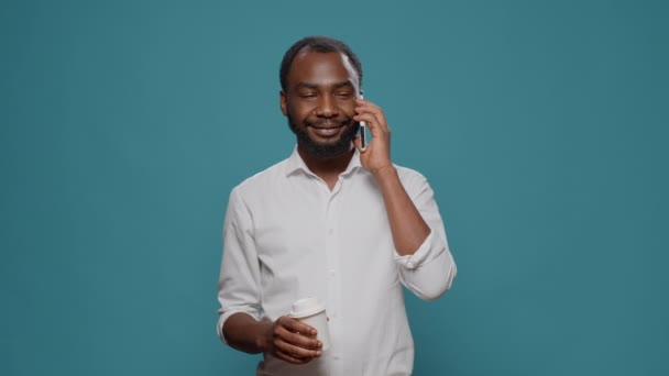 Випадковий підприємець з чашкою кави розмовляє по телефону
 - Кадри, відео