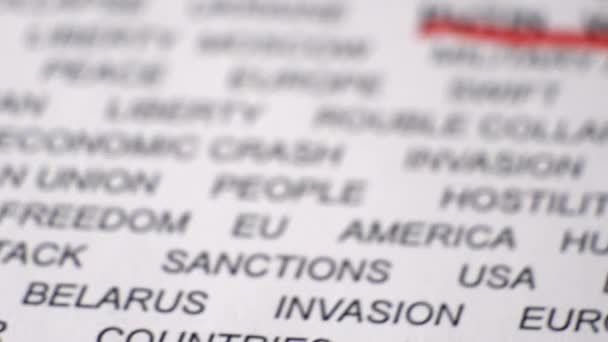 Close-up shot van PUTIN WAR geschreven op wit papier met een rode lijn eronder.Crisis - Video