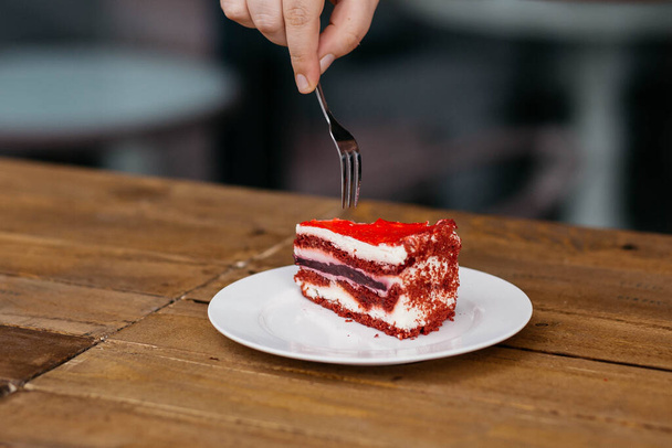 Kuchen auf einem Teller. Köstlicher Kuchen auf Café-Hintergrund. - Foto, Bild