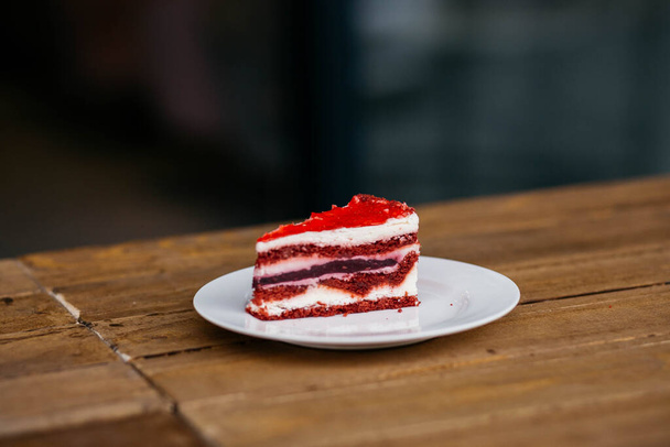 Cake on a plate. Delicious cake on a cafe background. - Photo, Image