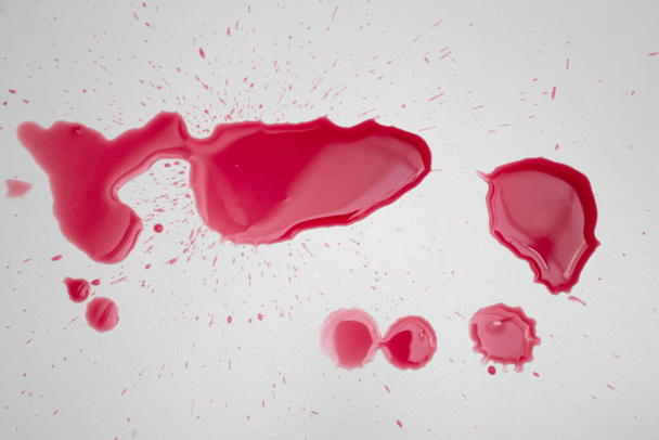 Gocce di sangue gocciolano sullo sfondo bianco - Foto, immagini