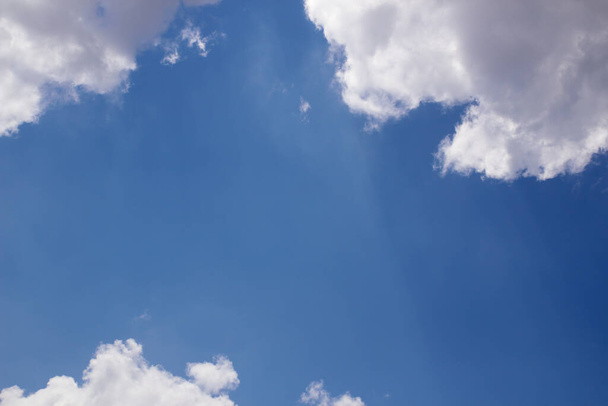 sfondo cielo blu con nuvole - Foto, immagini