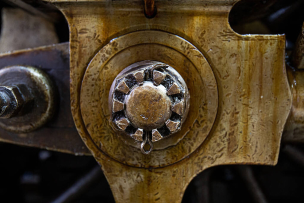 Metallteile, Muttern, Metallstäbe gefüllt mit Öl und Staub von Dampflokomotiven - Foto, Bild