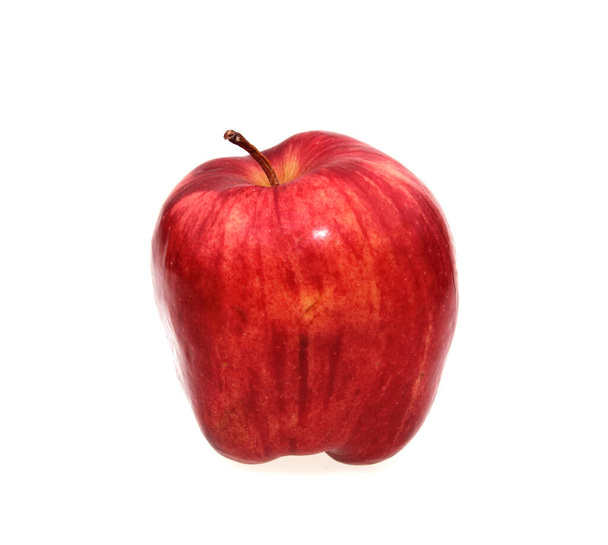 Červená jablka izolovaná na bílém pozadí. Zralá čerstvá jablka ořezávání cesta - Fotografie, Obrázek