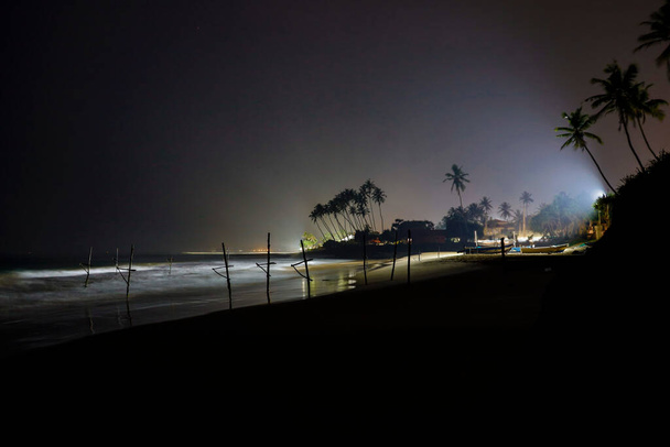 スリランカのコガラ海岸の漁師が夜に使うスリランカのコガラ. - 写真・画像