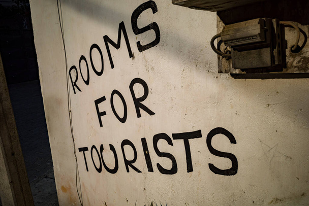 Unawatuna, Sri Lanka Un cartello su un muro dice "Camere per i turisti." - Foto, immagini
